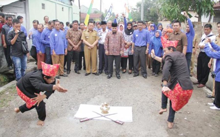 Walikota Helmi secara resmi meluncurkan program pencegahan dan peningkatan kualitas kawasan permukiman kumuh kota Bengkulu di kawasan Keluarahan Lempuing.