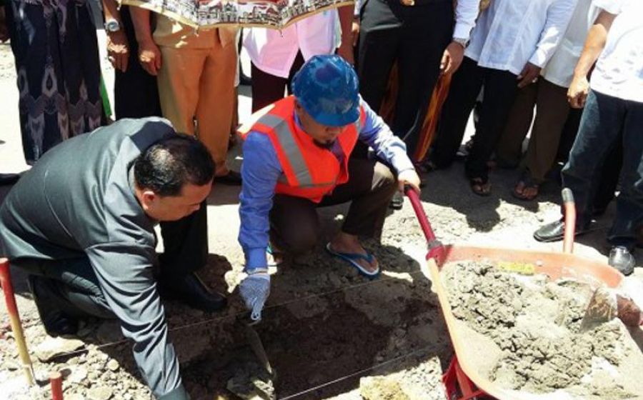 Walikota Bengkulu H. Helmi Hasan melakukan peletakan batu pertama Pembangunan Penataan Lingkungan di Kelurahan Sumber Jaya di RW.02 Kelurahan Sumber Jaya Kecamatan Kampung Melayu, Selasa (07/09/2016)