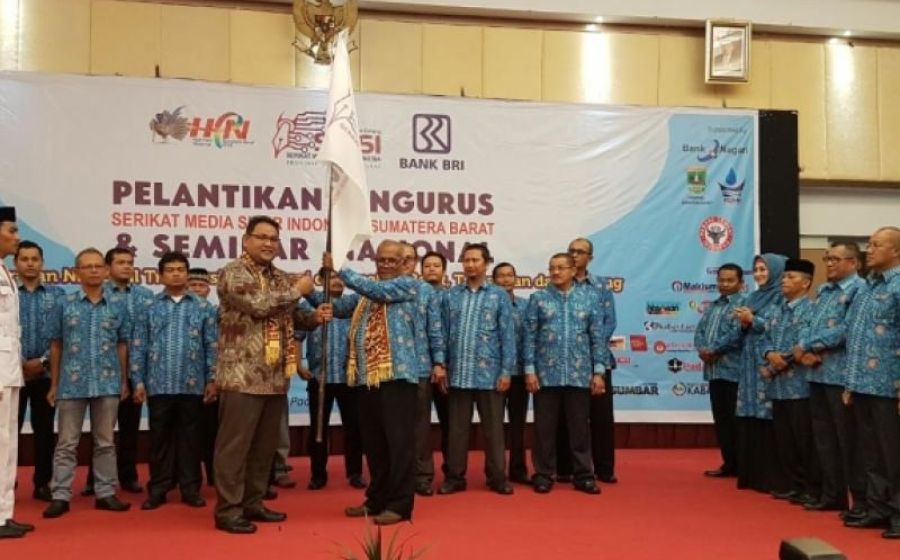 Ketum SMSI Pusat Teguh Santosa melantik pengurus SMSI Sumbar