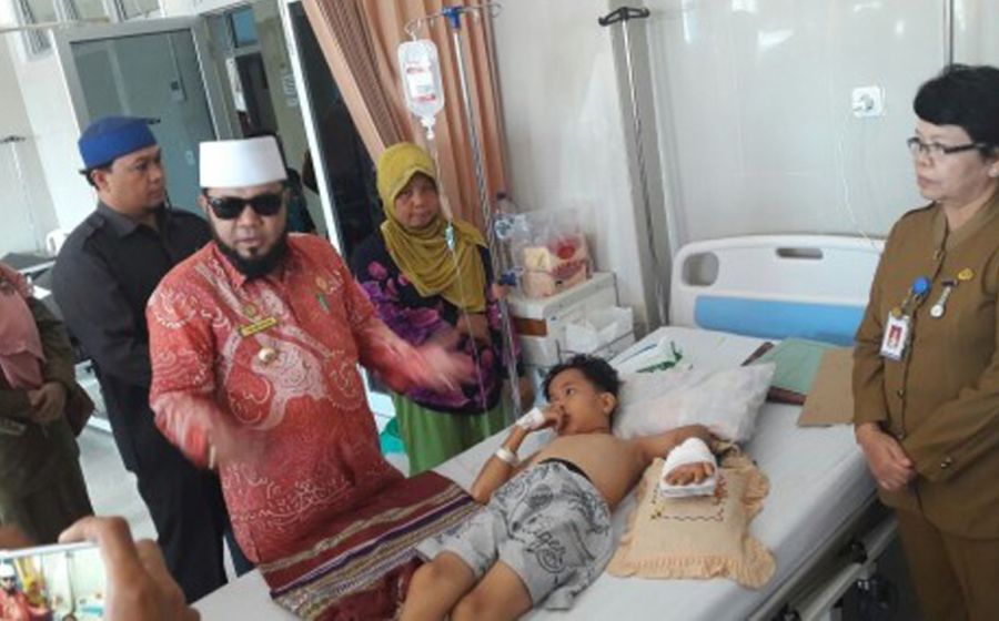 Walikota Helmi Hasan mengunjungi Rizki Ramadani (9) di salah satu ruang bangsal di RSUD kota Bengkulu