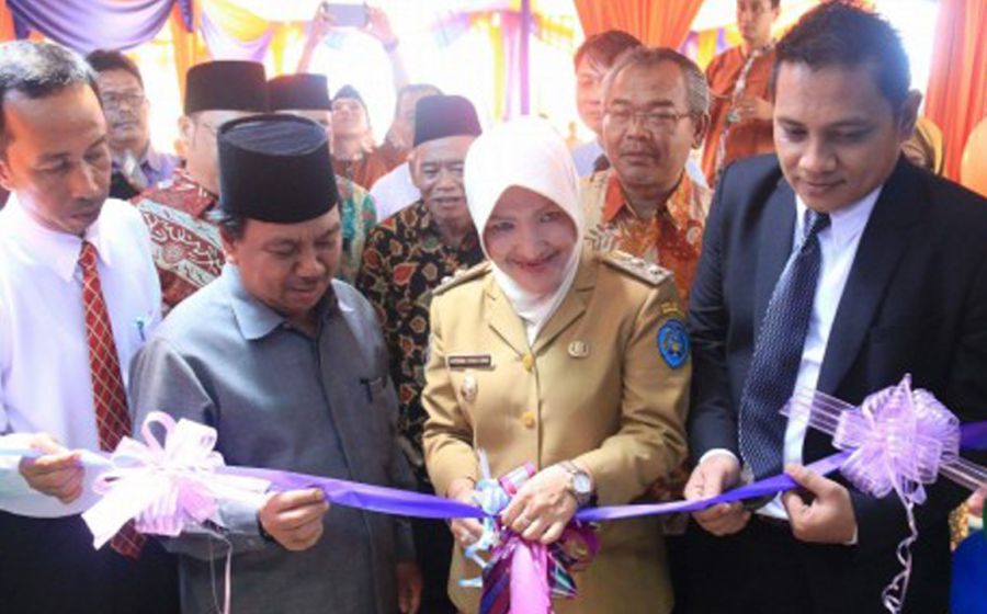 Wakil Walikota Bengkulu, Patriana Sosialinda meresmikan kehadiran Bank Perkreditan Rakyat Syariah (BPRS) Adam
