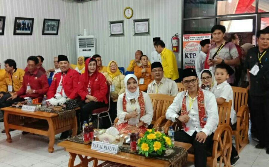 Bakal Calon wali kota dan wakil, Patriana - Mirza mendaftar ke KPU Kota Bengkulu