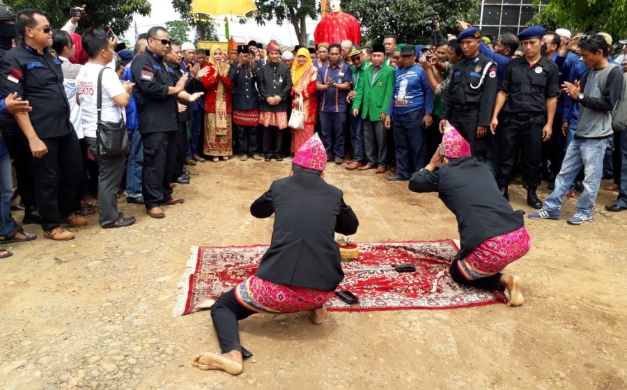 ESD disambut dengan Tarian di Halaman KPU Kota bengkulu  