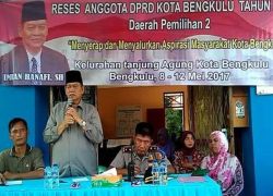 Imran Hanafi, anggota Dewan Perwakilan Rakyat (DPRD) Kota Bengkulu, Dapil II saat menjalin asmara di Kecamatan Sungai Serut