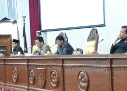 Plt Sekda Gotri Suyanto bersama pimpinan paripurna