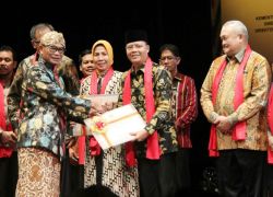 Plt. Gubernur Bengkulu Menerima Serfikat Warisan Budaya tak benda tahun 2017 dari Kementerian Pendidikn dan Kebudayaan RI