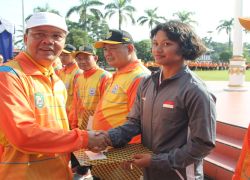 Plt Gubernur saat melepas Kontingen ke POPNAS Jawa Barat