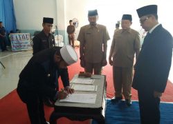 Prosesi pelantikan Direktur PDAM Tirta Dharma oleh Walikota Helmi Hasan